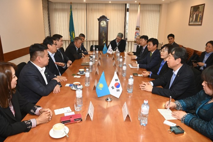 7. 조용익 부천시장(오른쪽 네 번째)이 카자흐스탄 고려인협회 관계자들과 간담회를 하고 있다.JPG