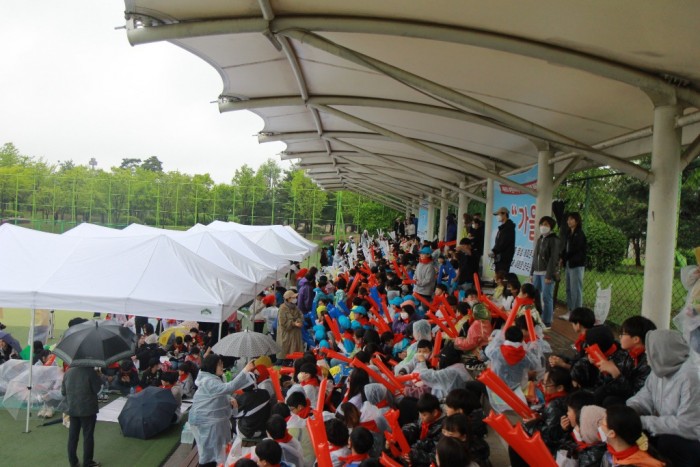 1-3. 제8회 부천시 지역아동센터 체육문화행사에 참여한 아이들이 응원전을 펼치고 있다.JPG