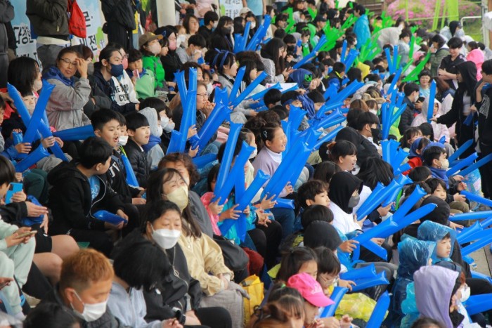 1-4. 제8회 부천시 지역아동센터 체육문화행사에 참여한 아이들이 응원전을 펼치고 있다.JPG